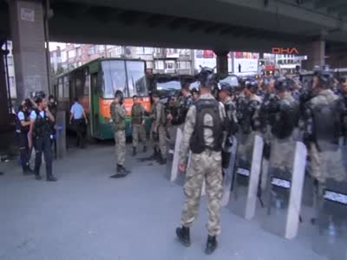 Mecidiyeköy\'de Jandarma Ekipleri Bekletiliyor Mecidiyeköy\'de Jandarma Ekipleri Bekletiliyor