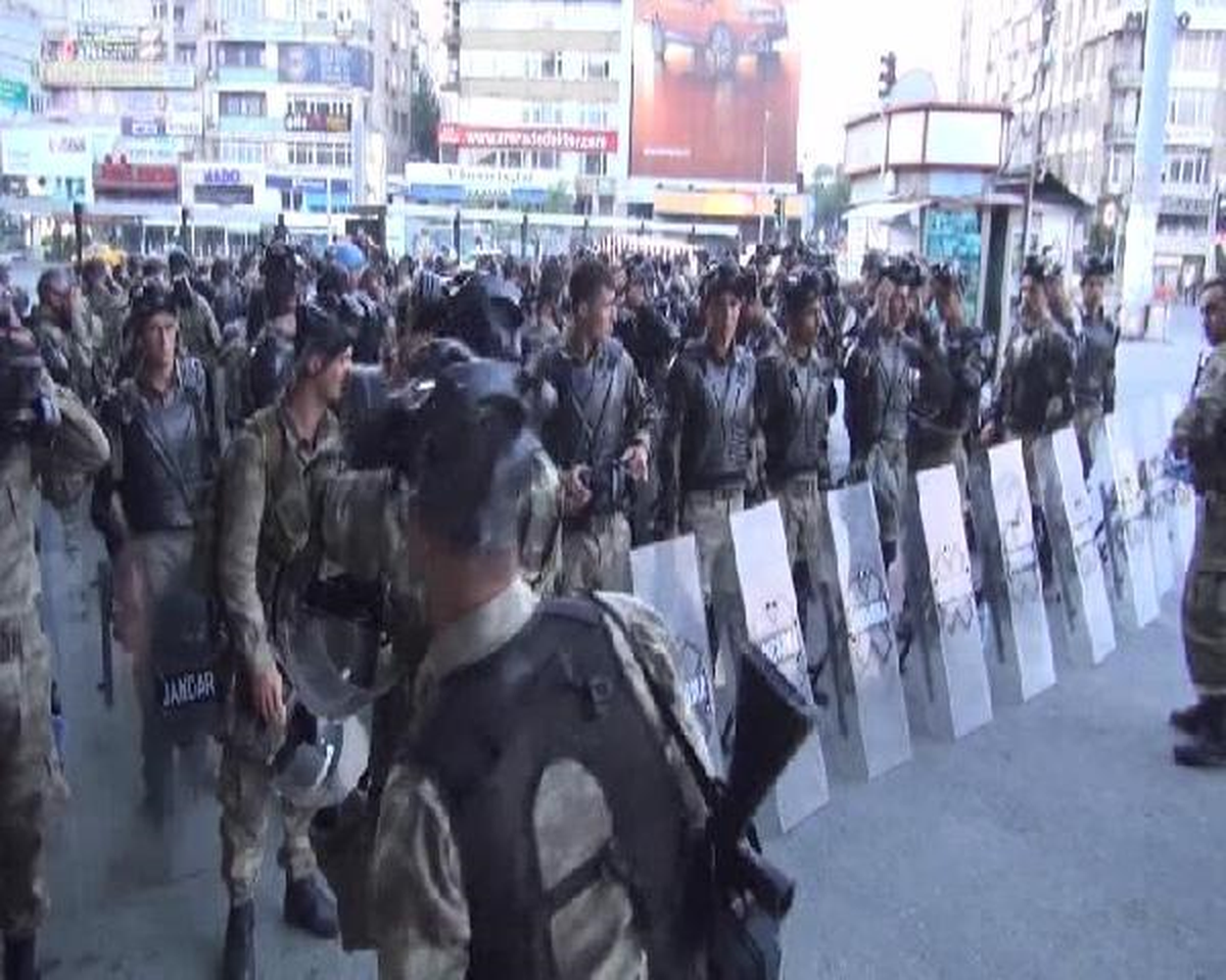 Mecidiyeköy\'de Jandarma Ekipleri Bekletiliyor