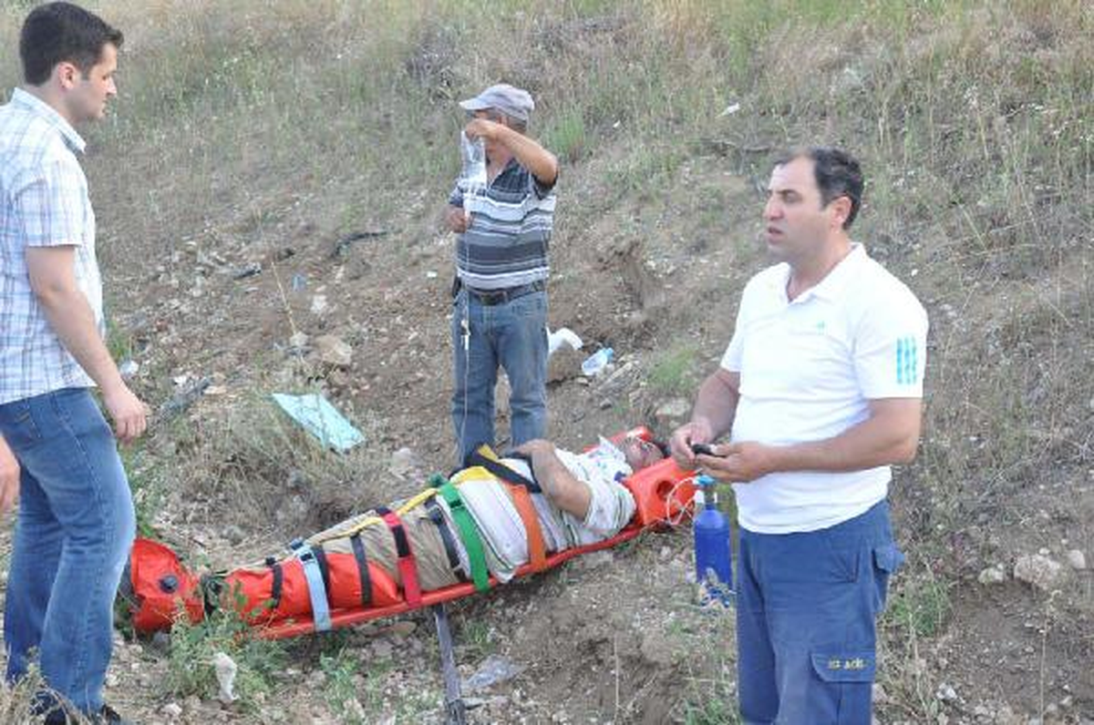 Mıcıra Giren Araç Takla Attı, 4 Yaralı
