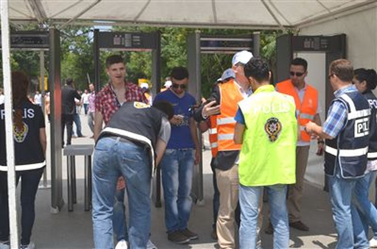 Miting Alanında Geniş Güvenlik Önlemi