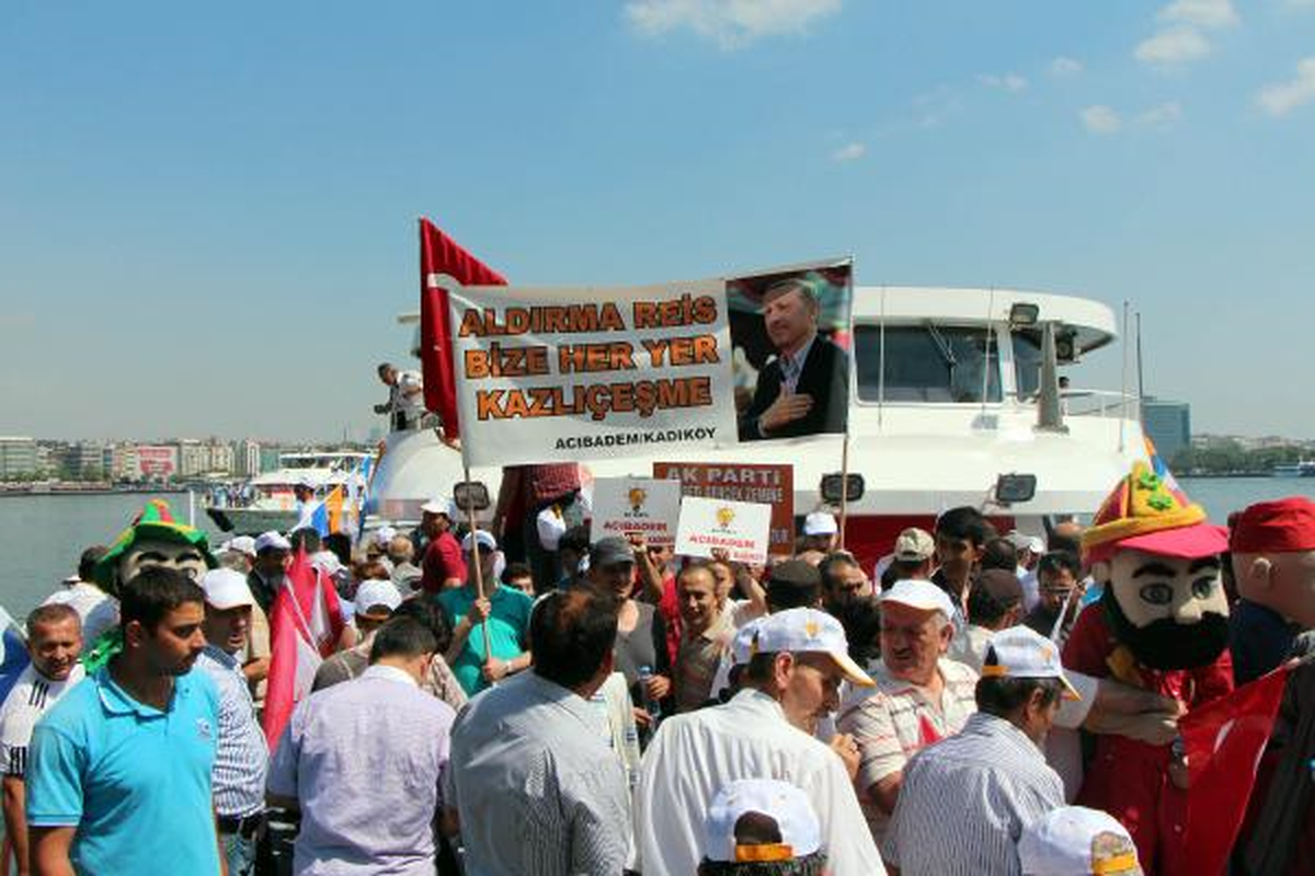 Mitingcilerle Eylemcilerin Denizde Slogan Yarışı