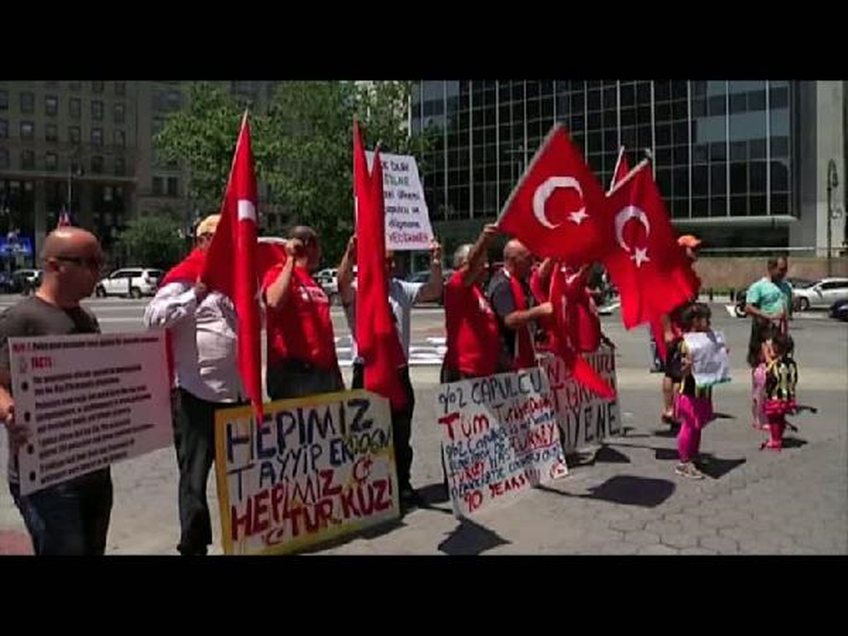 New York\'ta Erdoğan\'a Destek ve İstifa Et Çağrısı