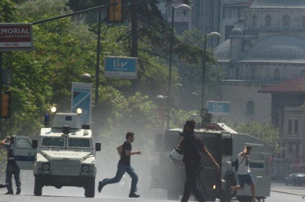 Polis Mecidiyeköy\'den Taksime Çıkmak İsteyenlere Müdahale Etti