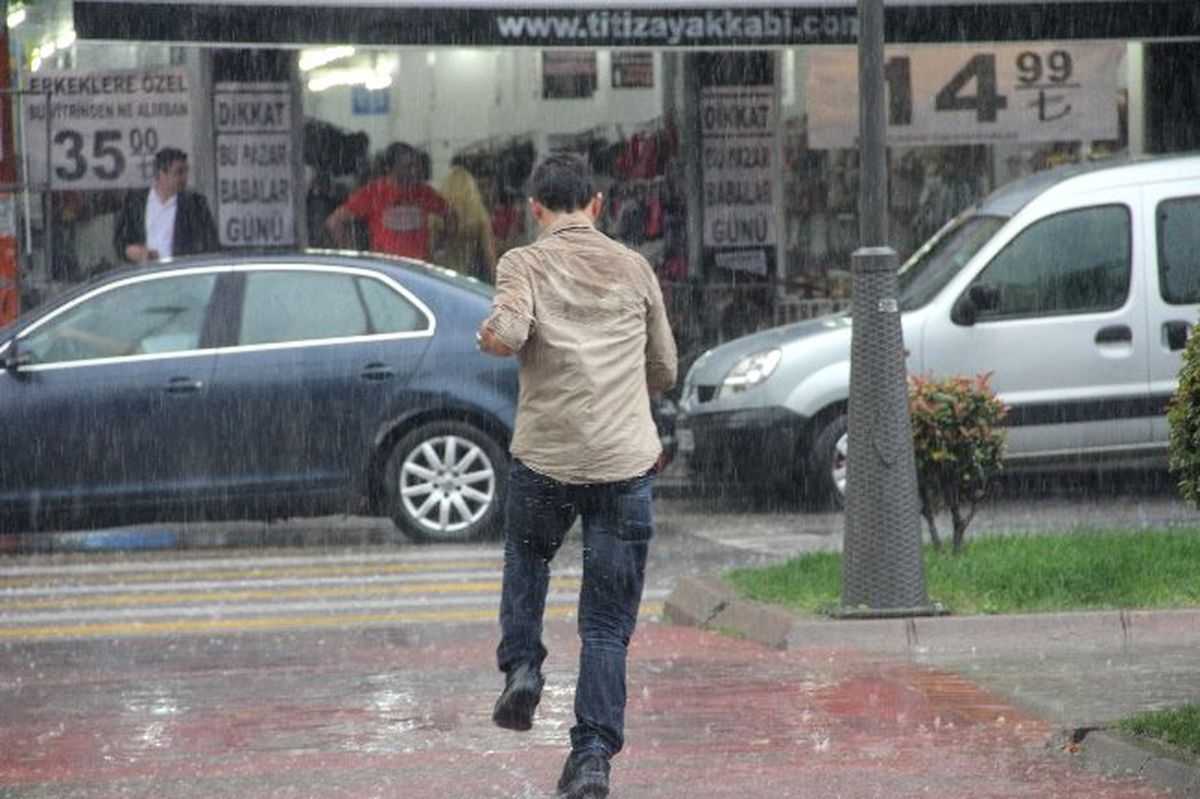 Sakarya\'da Şiddetli Yağmur Hayatı Olumsuz Etkiledi