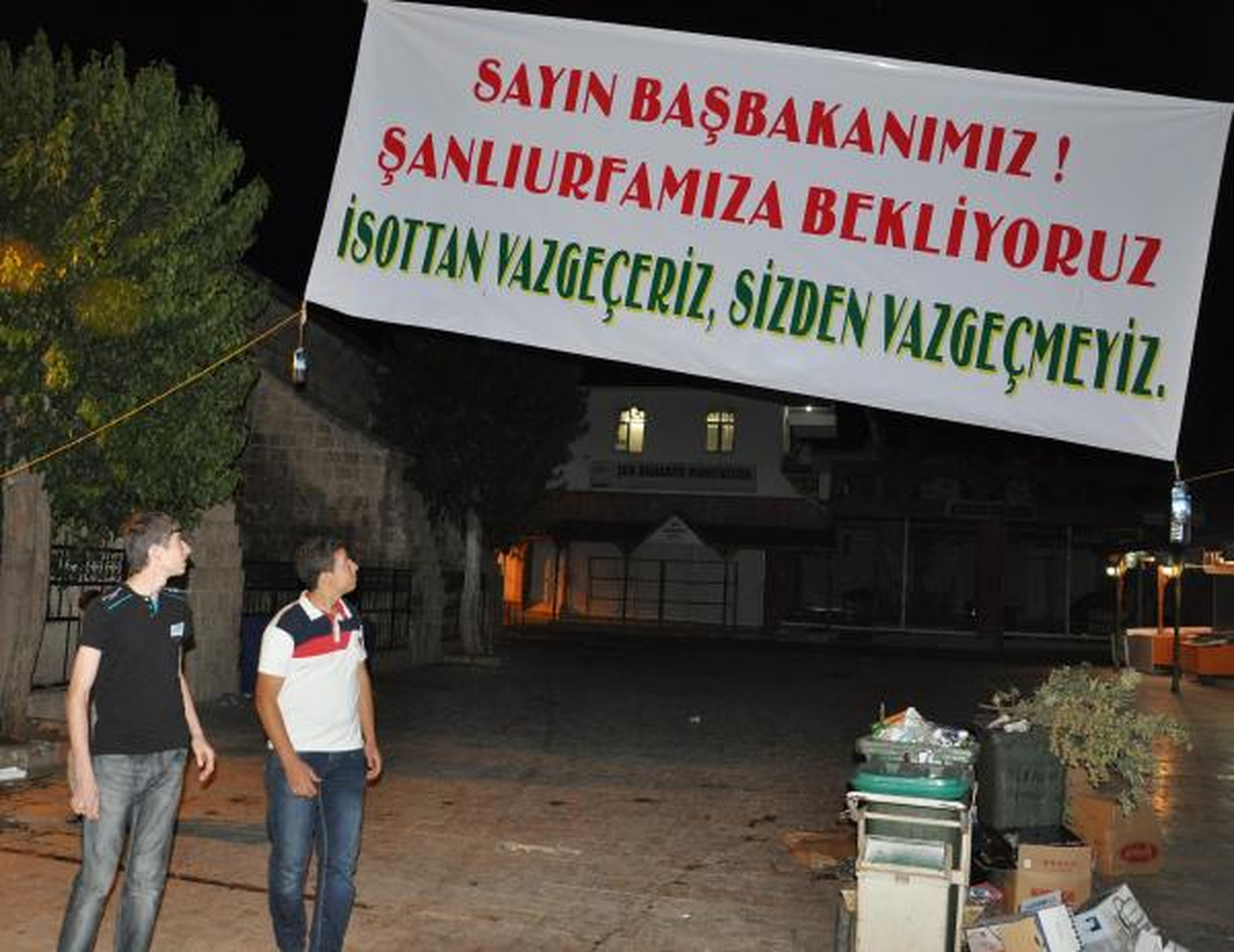 Şanlıurfa\'da Esnaftan Başbakan\'a Destek Pankartı