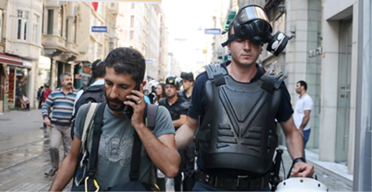 Taksim\'de Gazetecilere Gözaltı
