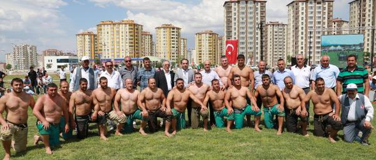 Karakucak Güreşleri'nde Recep Kara Başpehlivan