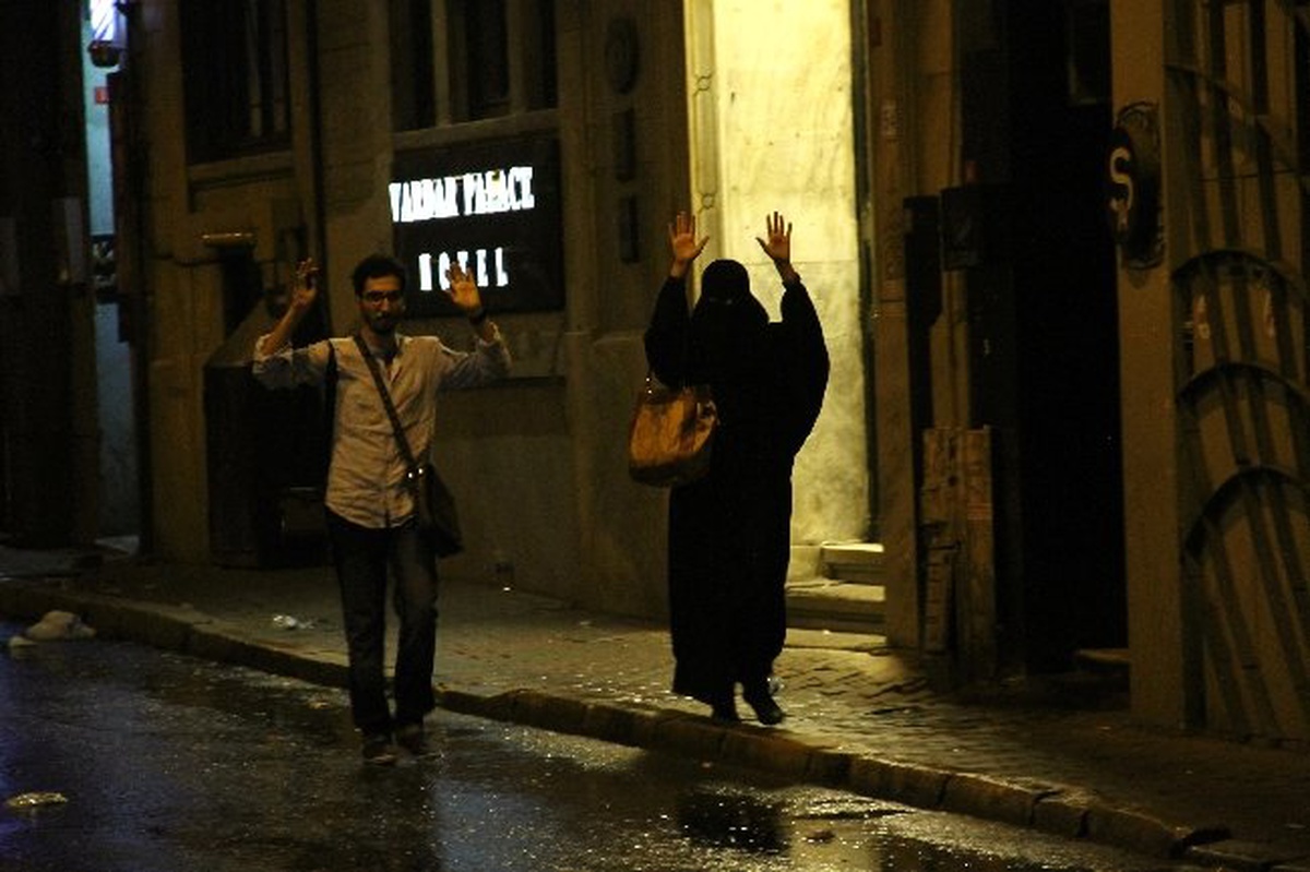 Turistler Polis Müdahalesinin Ortasında Kaldı