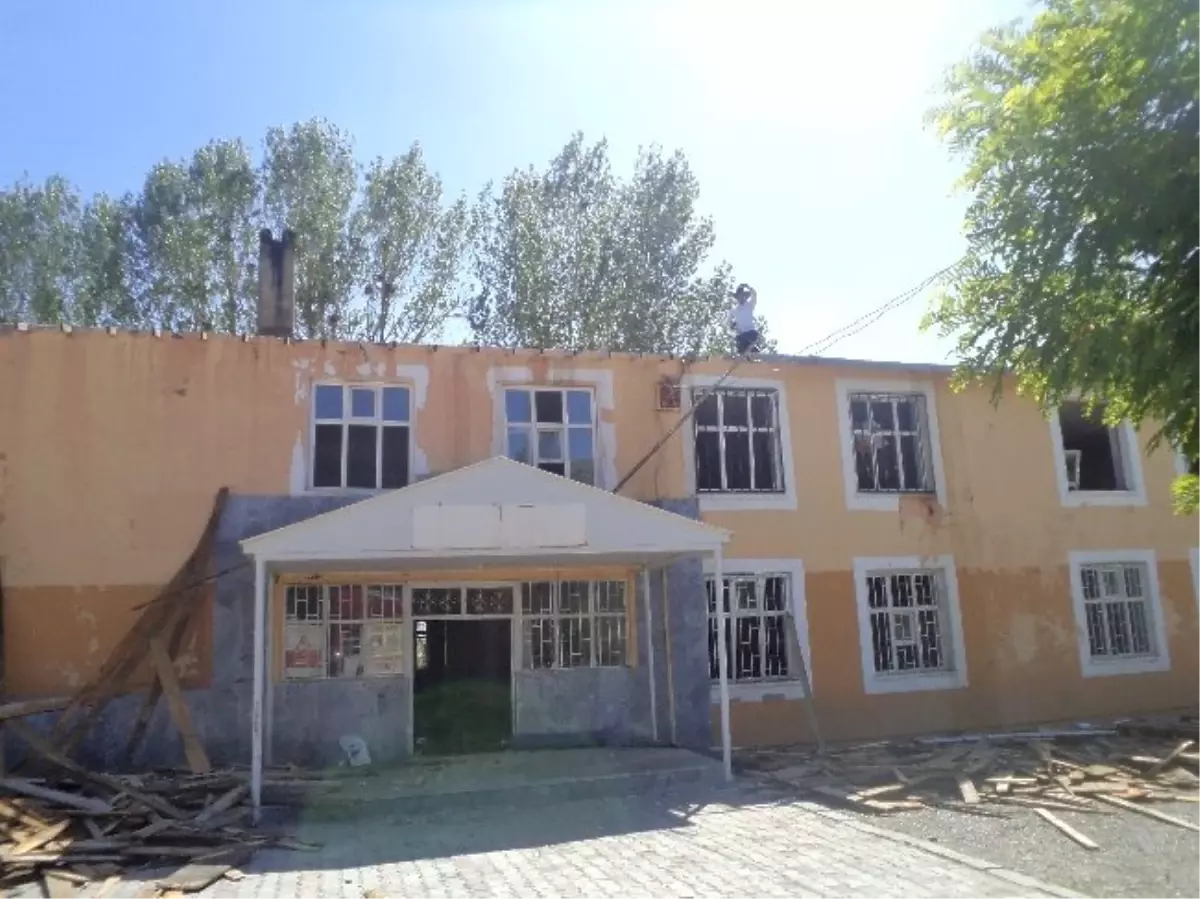 Varto\'da 40 Yıllık Okulun Yıkımına Başlandı