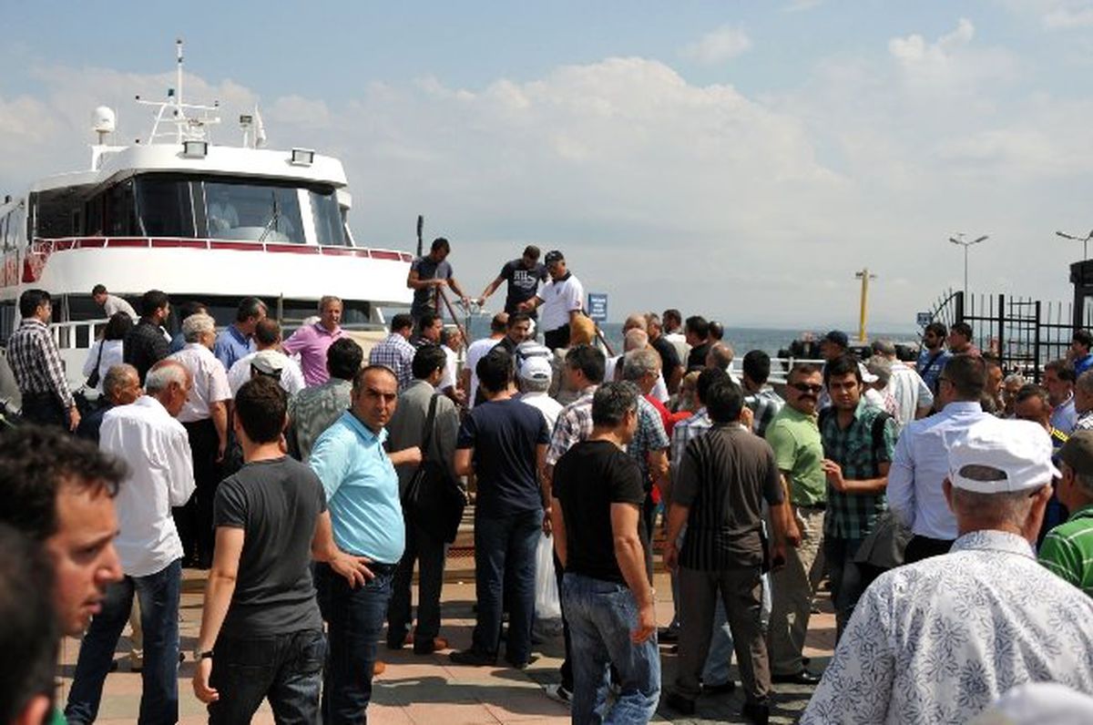 Yalova\'dan Mitinge 2 Bin Kişi Gitti