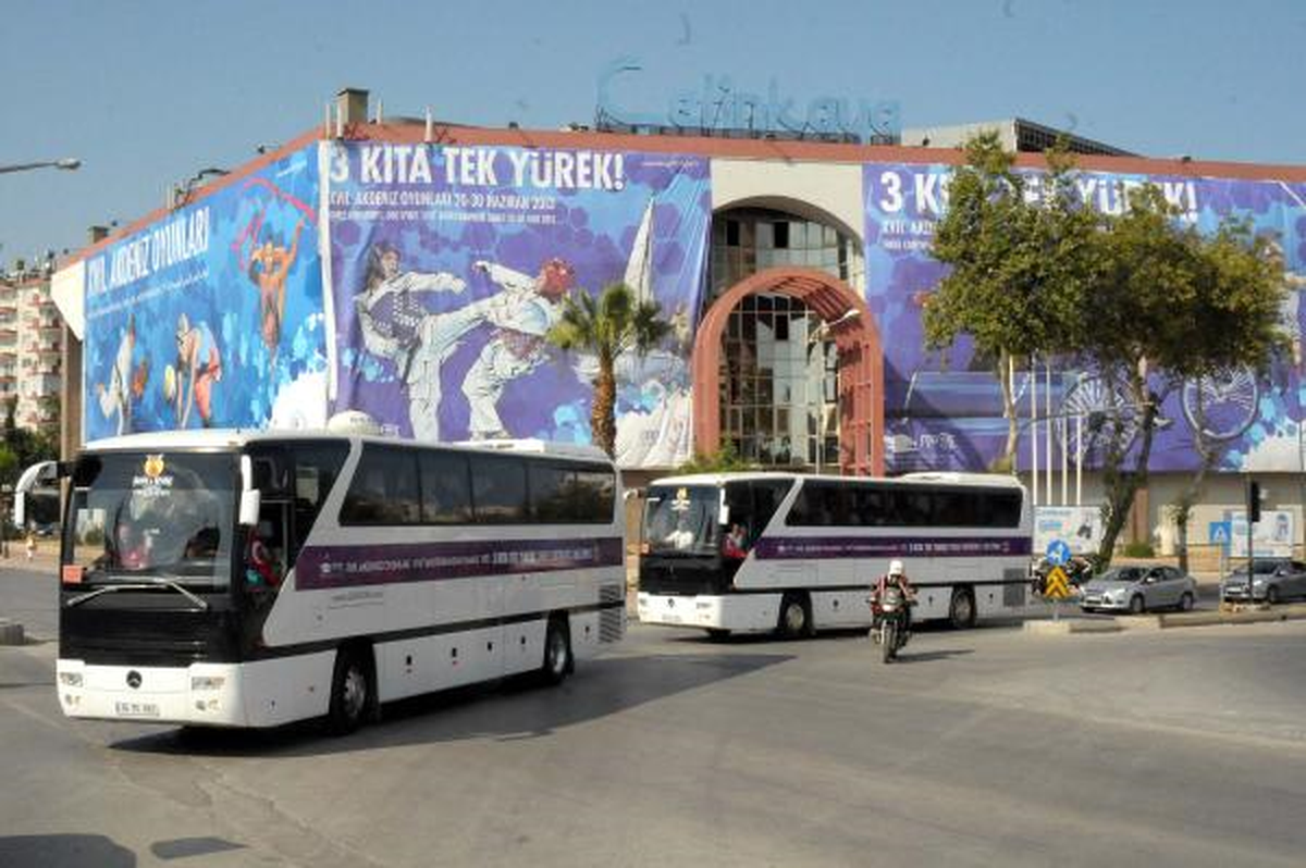 Akdeniz Oyunları\'na Katılan Sporcular Kenti Gezdi