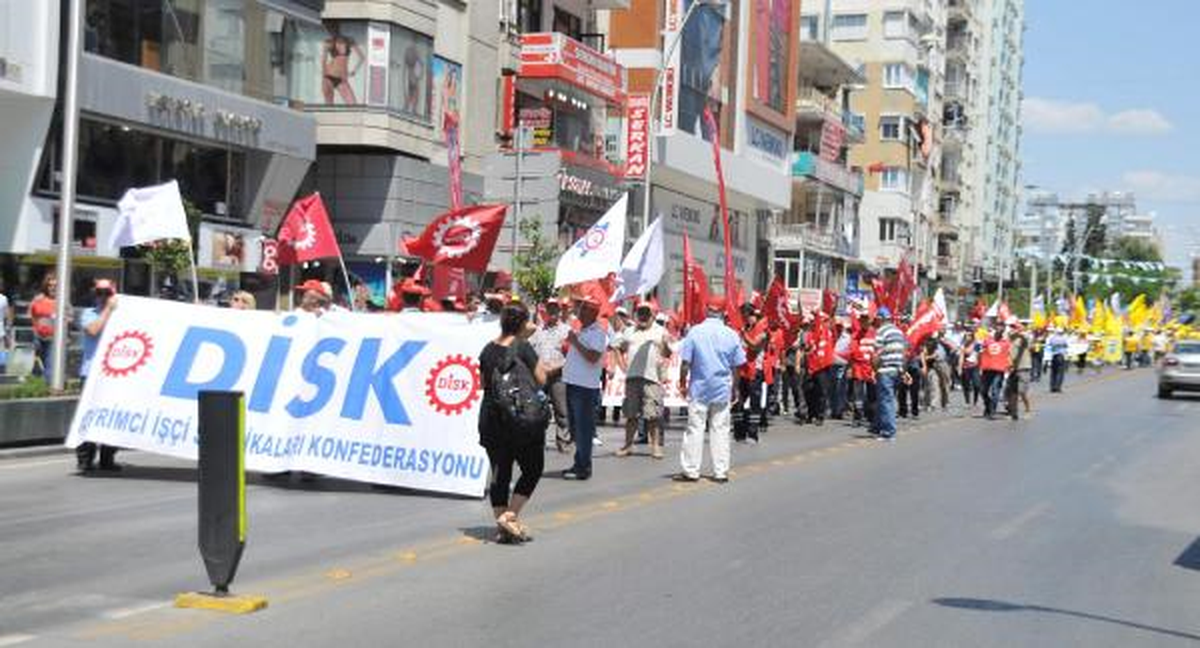 Antalya\'da İş Bırakan 300 Kişi Yürüdü