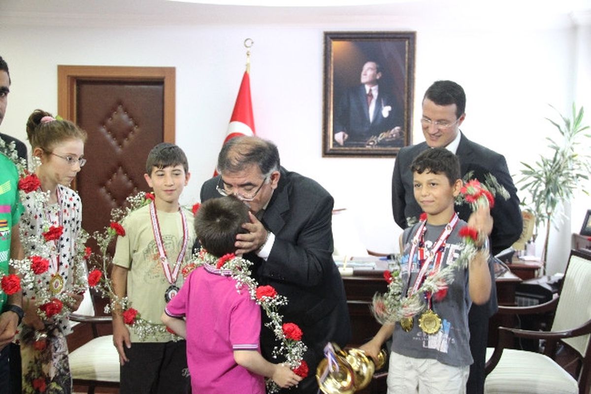 Badminton Türkiye Birincilerinden, Vali Yılmaz\'a Ziyaret