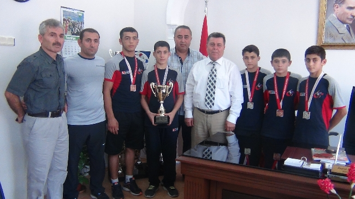 Başarılı Güreşçiler Akın\'ı Ziyaret Etti