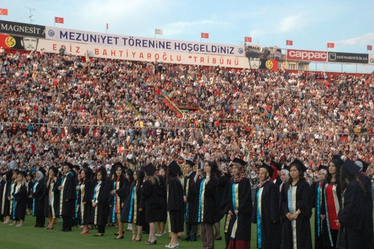 Eskişehir Osmangazi Üniversitesi\'nde Görkemli Mezuniyet