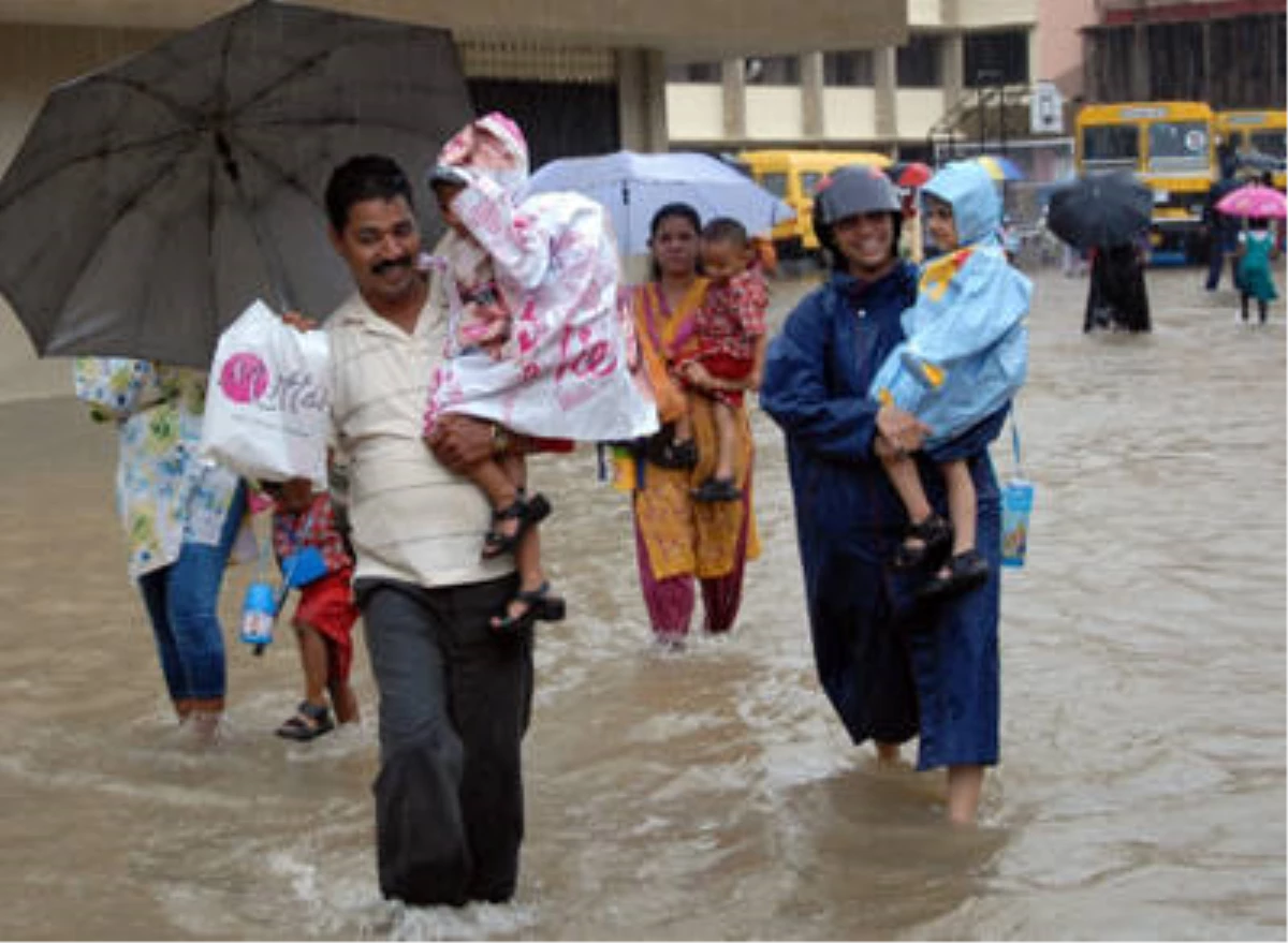 Hindistan\'da Sel Suları 3 Katlı Binayı Yıktı: En Az 3 Ölü