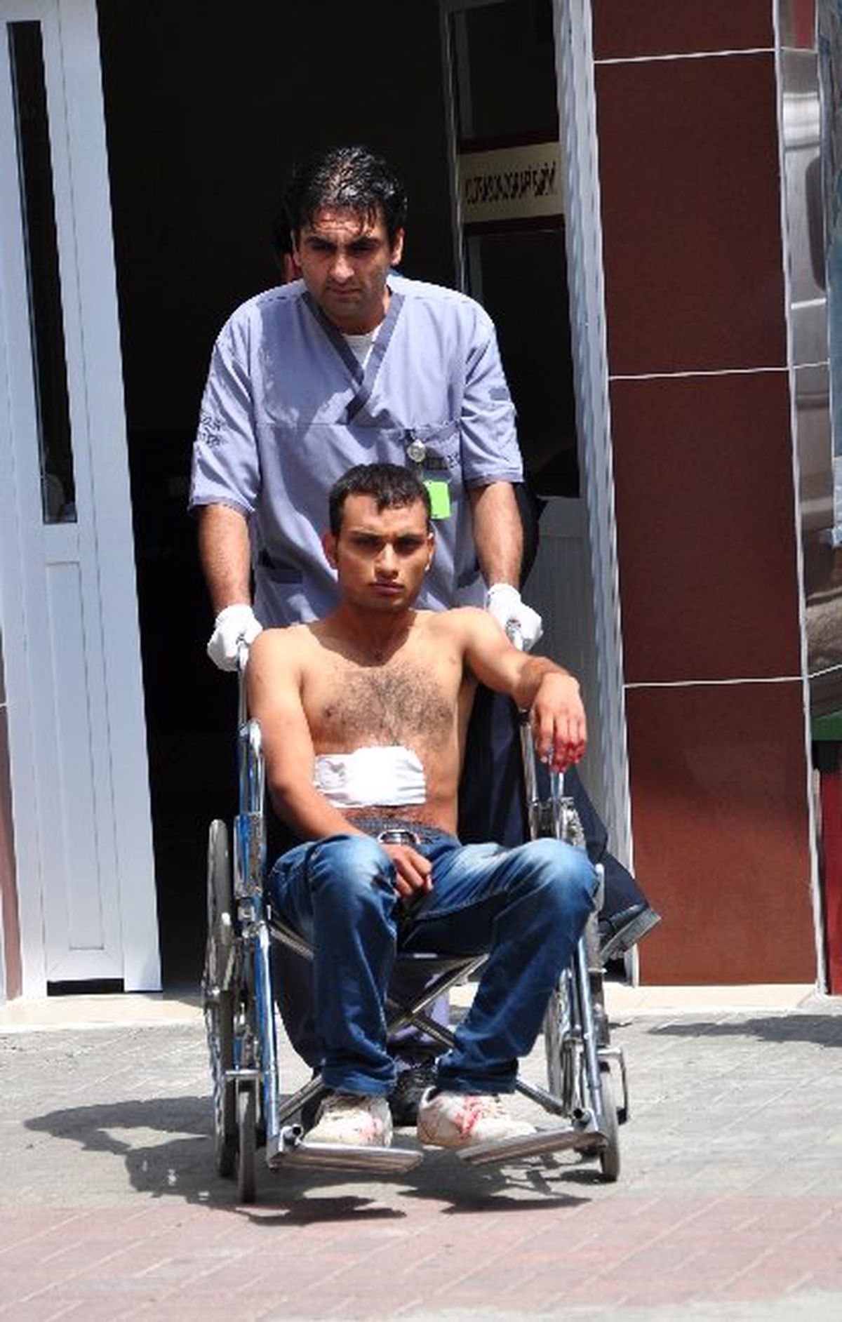 İhbar Edileceğinden Korkan Zanlı Kendini Bıçakladı