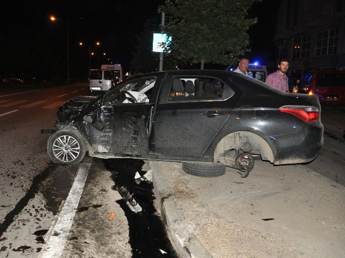 İki Araç Çarpıştı: 4 Yaralı… Araç İçinde Sıkışan Sürücü ve Yanındaki Yolcuyu Afad Ekipleri Kurtardı