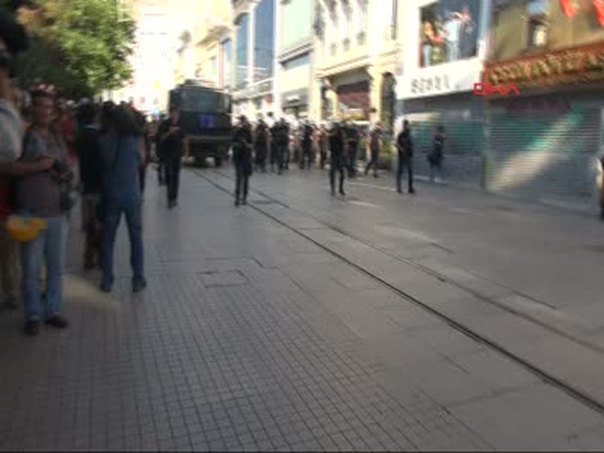 İstiklal Caddesi\'nde Boyalı Mermi ile Müdahale