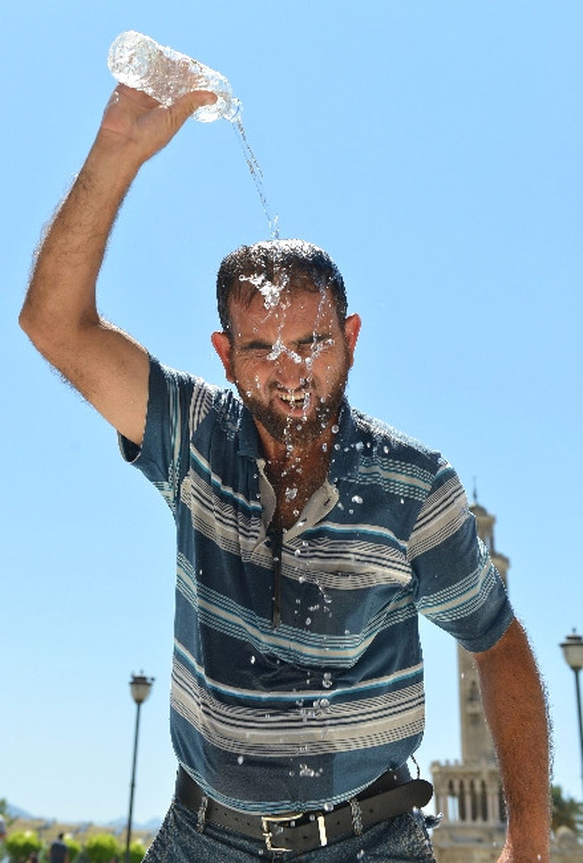 İzmir\'de Bunaltıcı Sıcaklar Başladı