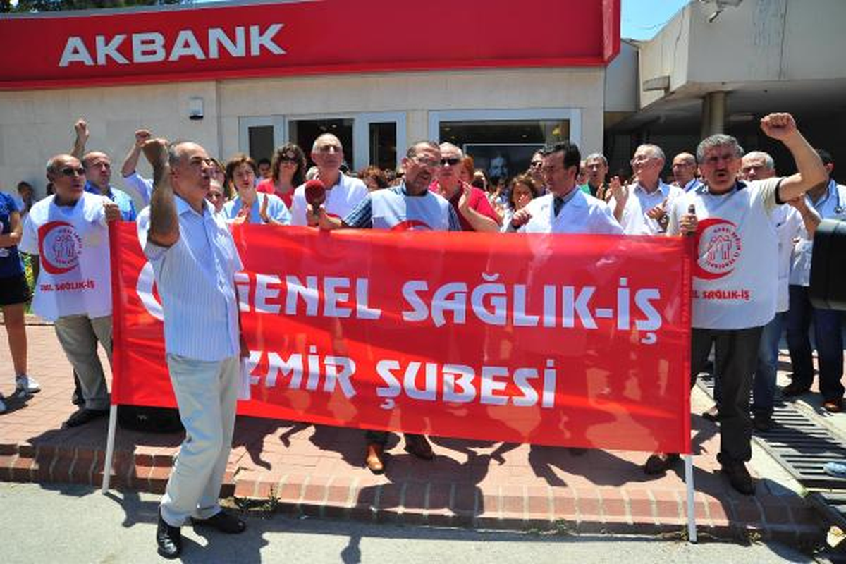 İzmir\'de Doktorlardan Gözaltılara Tepki