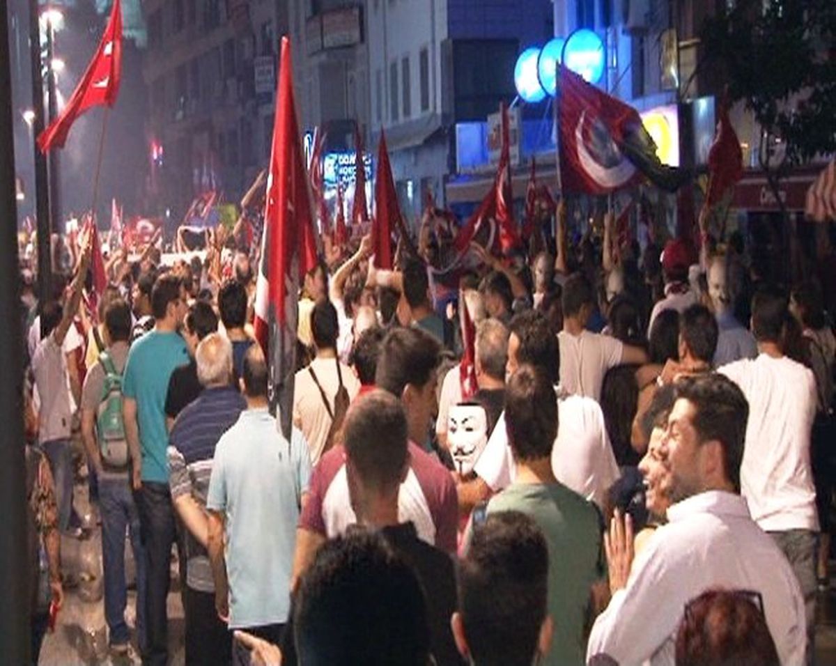 İzmir\'de Protestolar Devam Ediyor