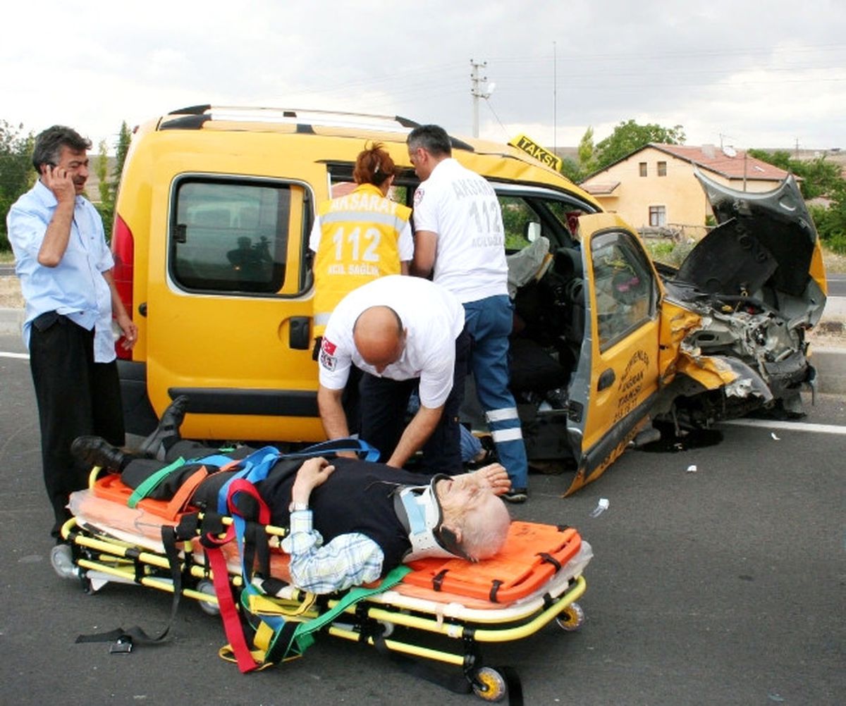 Kamyonet Park Halindeki Otomobile Çarptı: 6 Yaralı