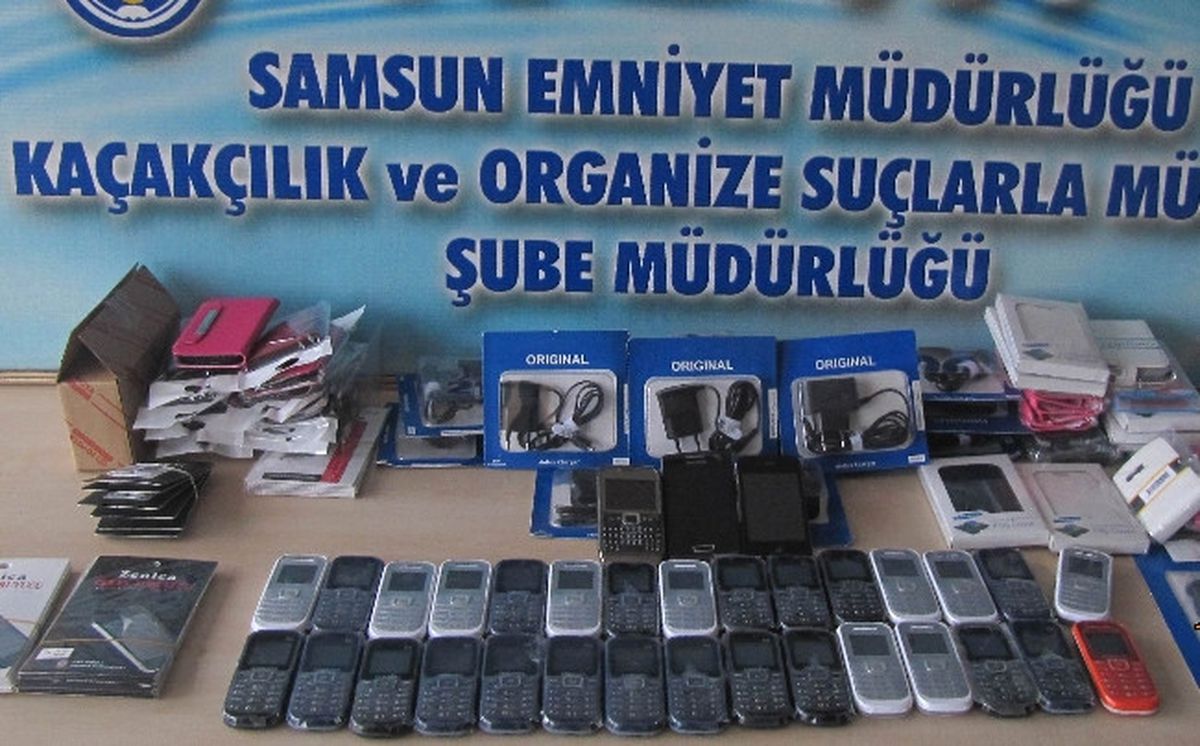 Kamyonette Kaçak Cep Telefonu ve Malzemesi Ele Geçti