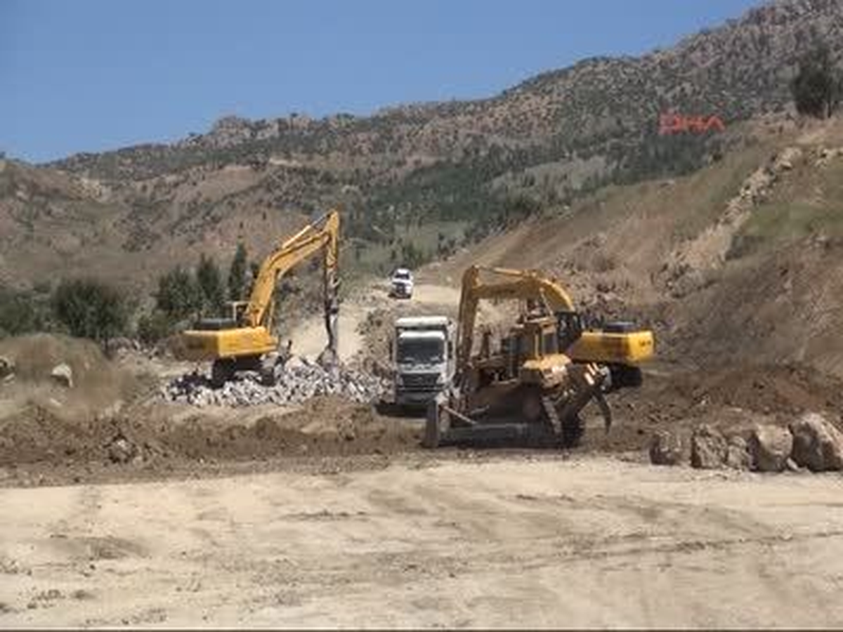 Karayolunda 2 İş Makinesini Yaktılar