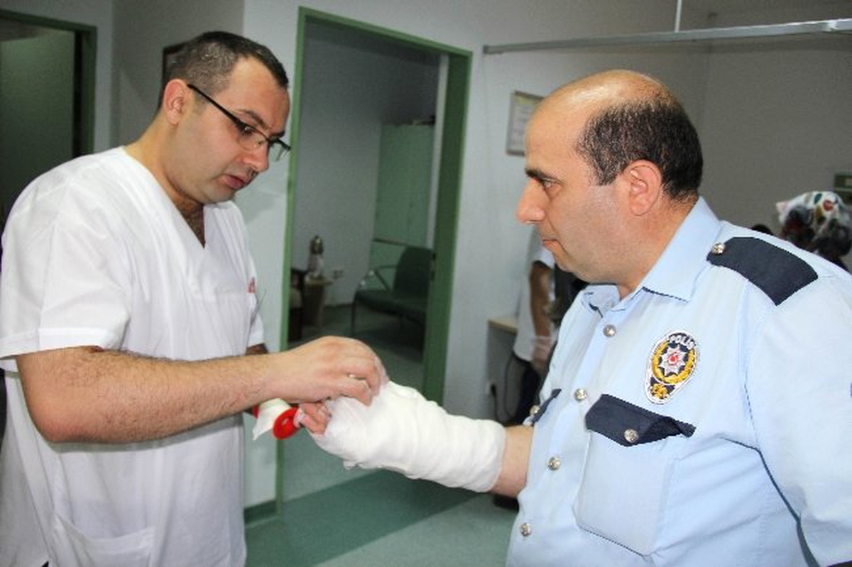 Kavga Ettiği Kişilere Araçla Çarptı: 1\'i Polis 3 Yaralı