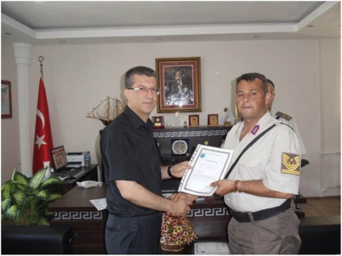 Kaymakam Orhan\'dan Başarılı Jandarma Personeline Başarı Belgesi