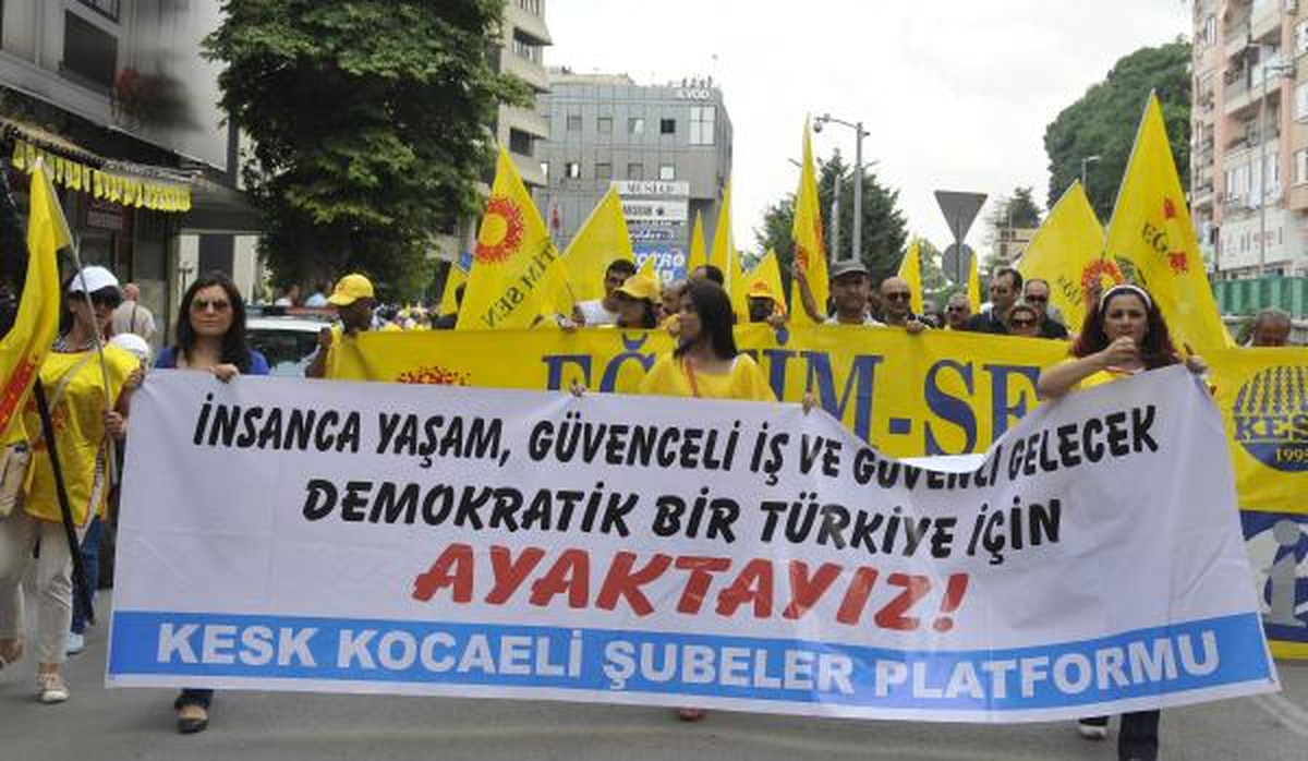 AK Parti İl Binası Önüne Siyah Çelenk