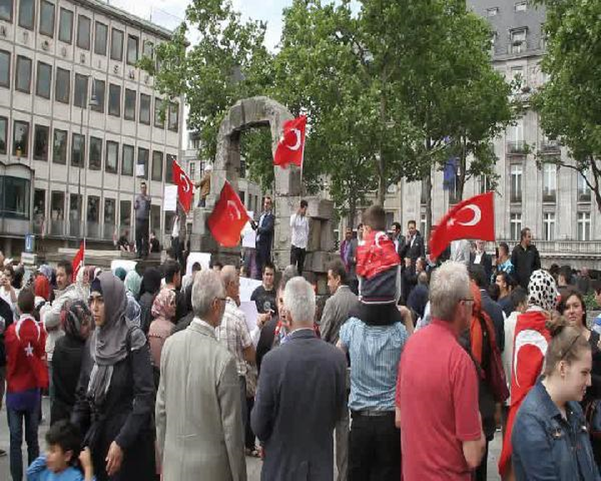 Köln\'de Başbakan Erdoğan\'a Destek Gösterisi