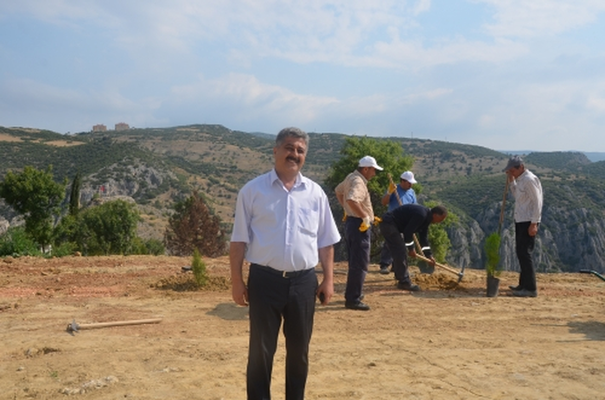 Mezarlık Girişine Düzenleme Ve Fidan Dikimi