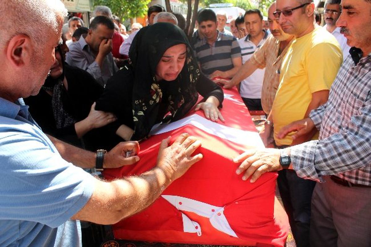 Nişanlısının Naaşını Öperek Uğurladı
