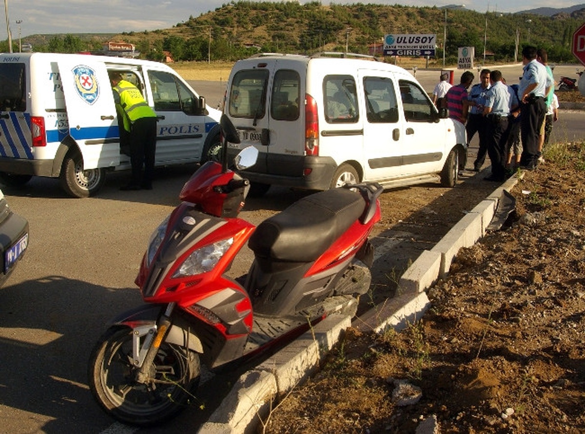 Otomobil Motosiklete Çarptı: 1 Yaralı