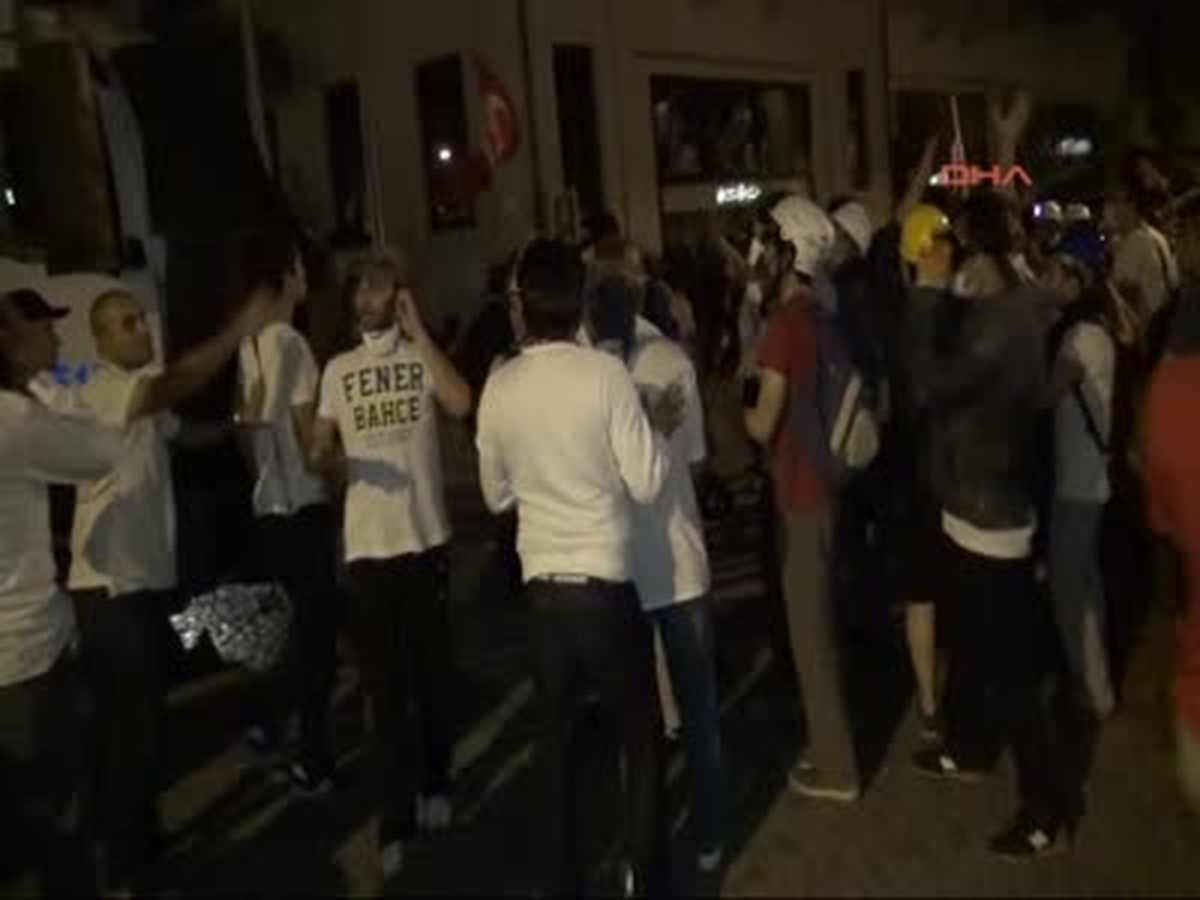 Polisten Turist Aileye Yardım