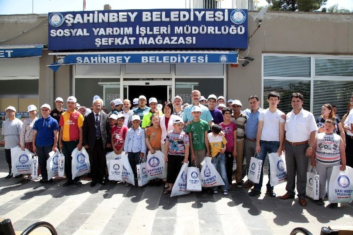 Şahinbey Belediyesi Sosyal Marketten Öğrencilere Karne Hediyesi