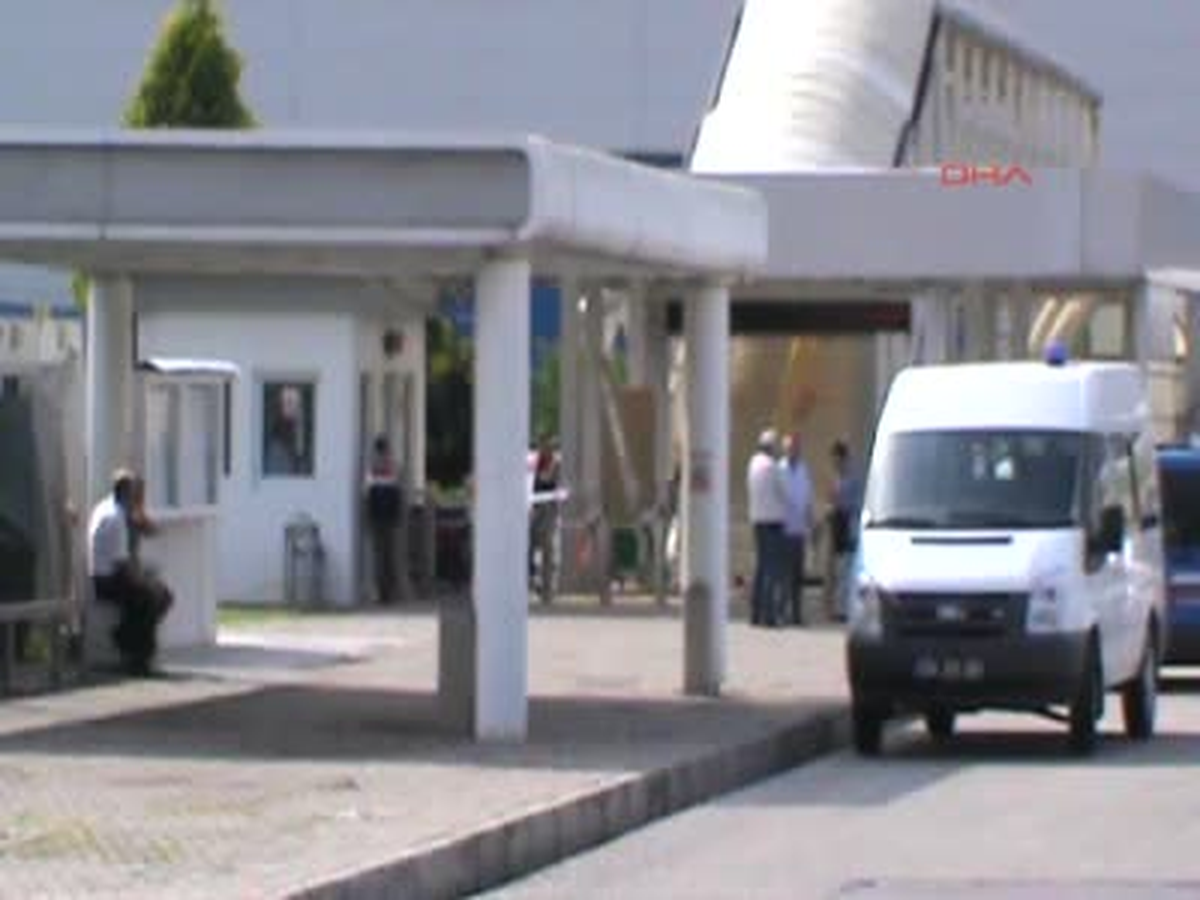 Sakarya Güvenlik Görevlisi Fabrika Kapısı Önünde İntihar Etti Güvenlik Görevlisi Fabrika Kapısı...