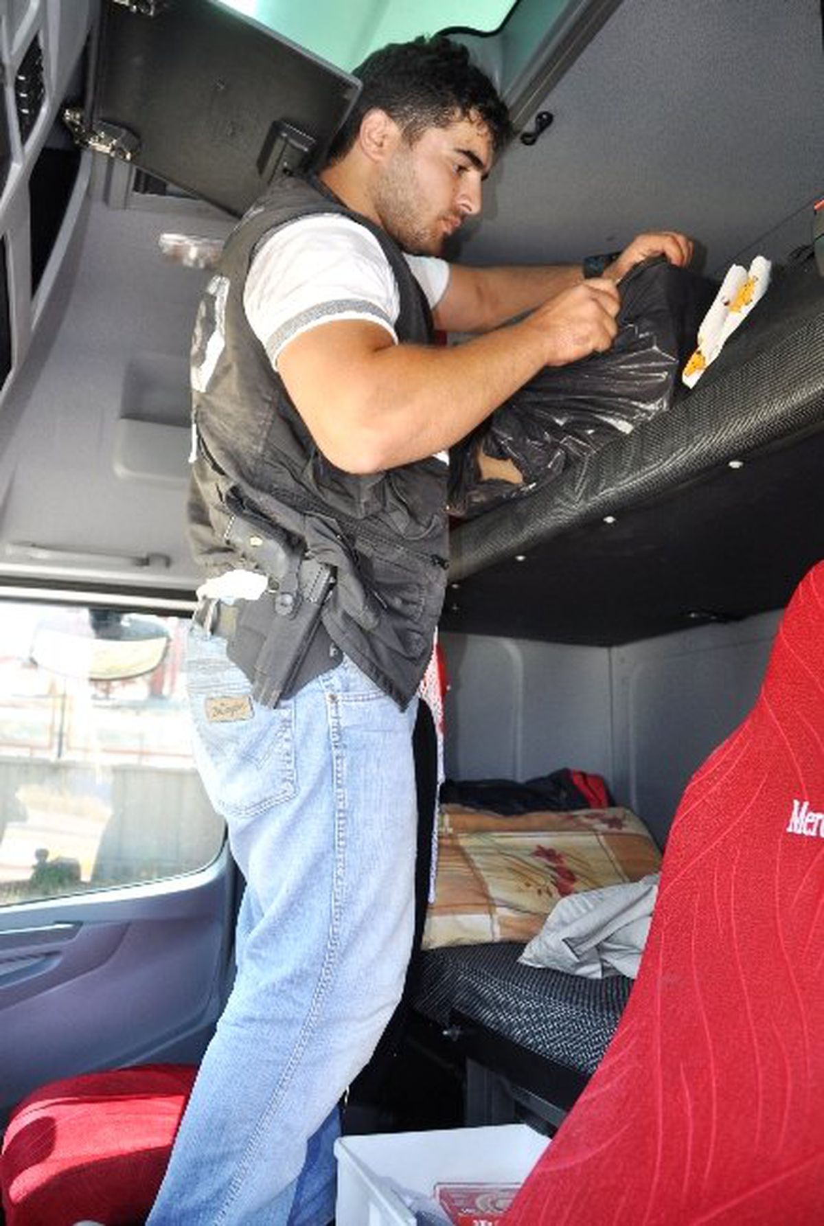Saman İçinden 5 Bin 500 Paket Kaçak Sigara Çıktı
