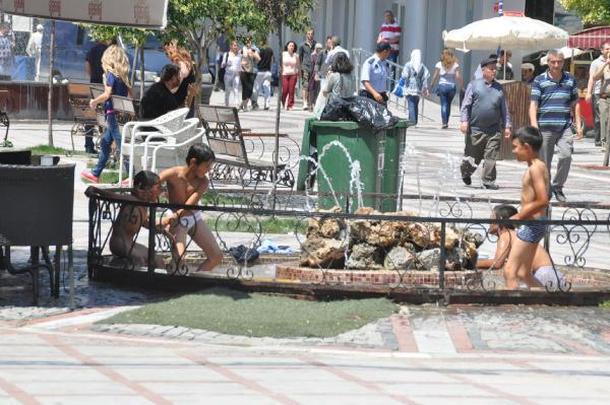 Sıcaktan Bunalan Çocuklar Süs Havuzuna Girdi