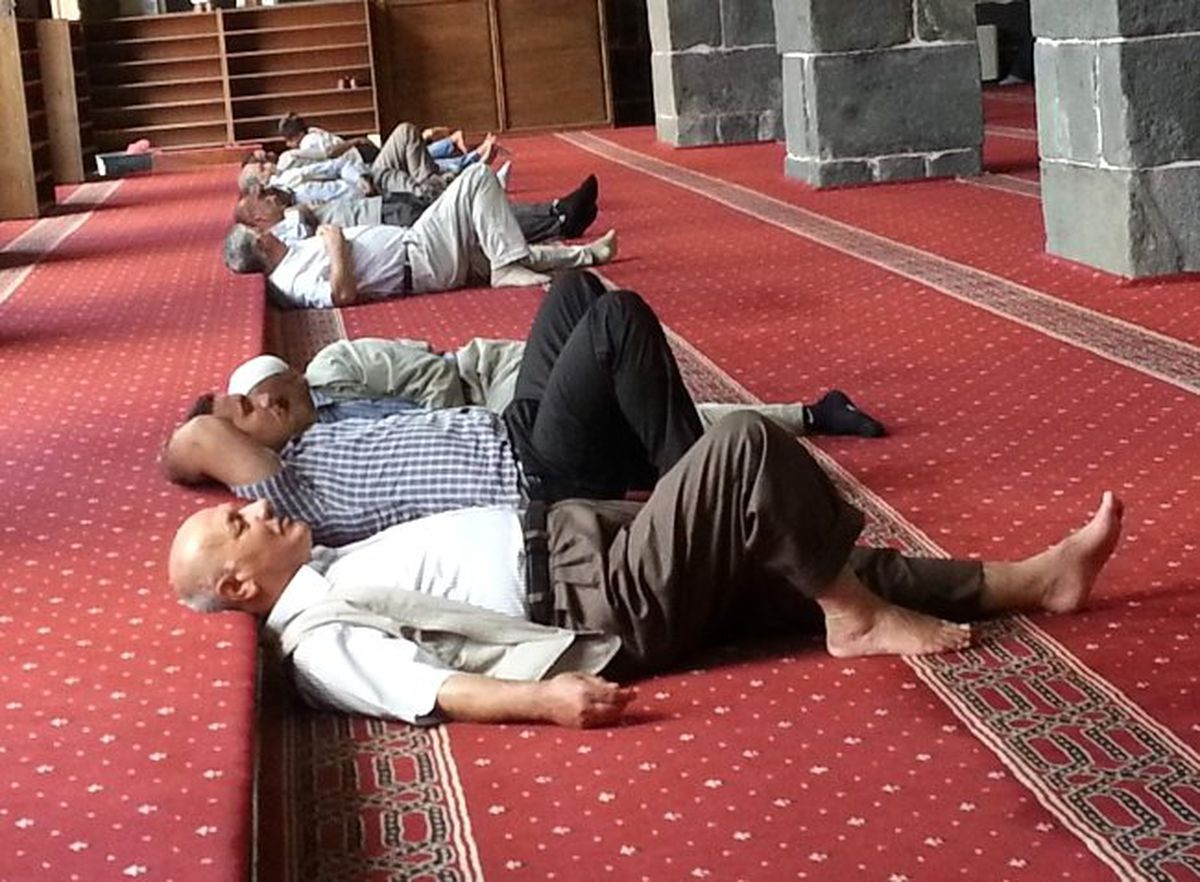 Sıcaktan Bunalanlar Kendini Camiye Attı