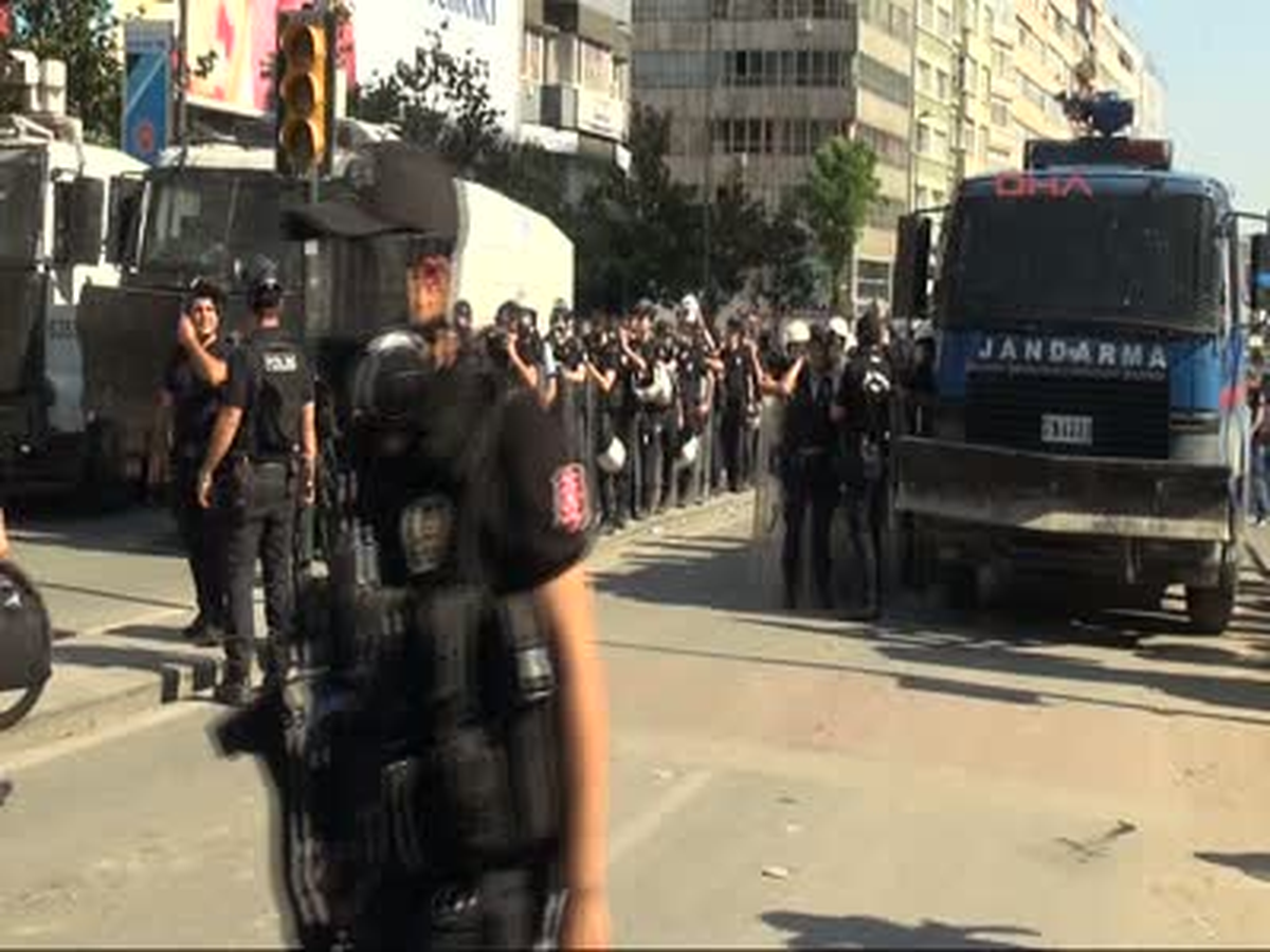 Şişli\'de Polis Müdahalesi Aktüel Görüntüyle) Şişli\'de Polis Müdahalesi