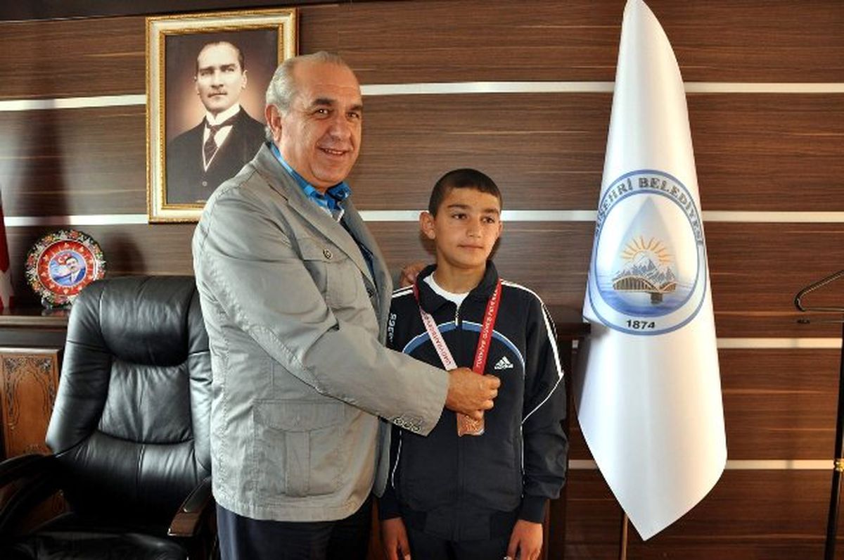 Suşehri Yibo Öğrencisi Güreşte Türkiye 3'üncüsü Oldu