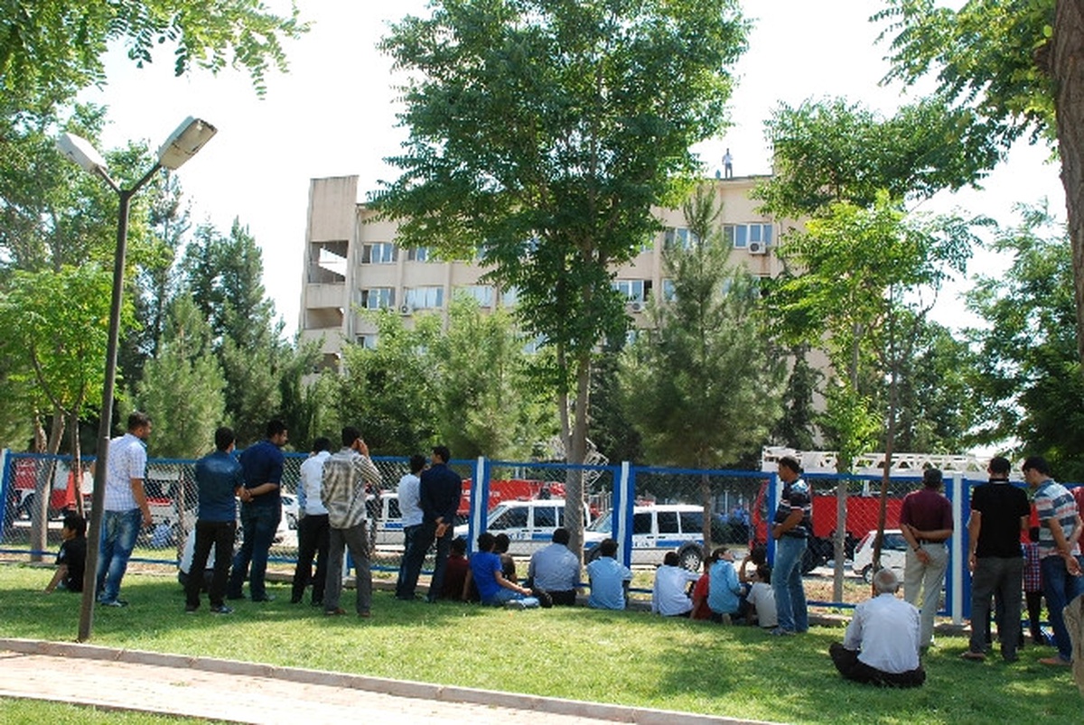 Tarlasına 105 Bin TL\'lik Elektrik Faturası Gelen Çiftçi Tüp ve Benzinle Tedaş\'ın Çatısına Çıktı