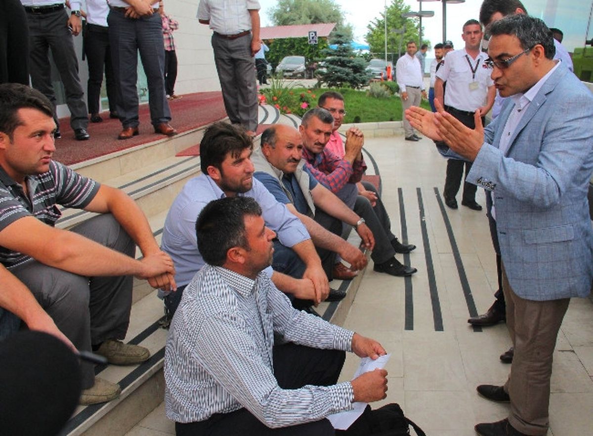 Taşeron Firma Çalışanları Oturma Eylemi Yaptı
