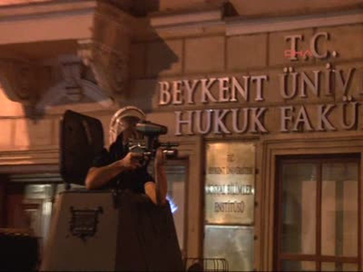 Tophane\'de Polise Alkış İstanbul Dha Gün Boyu Taksim Meydanı\'na Çıkmak İsteyen Eylemci Gruplara...