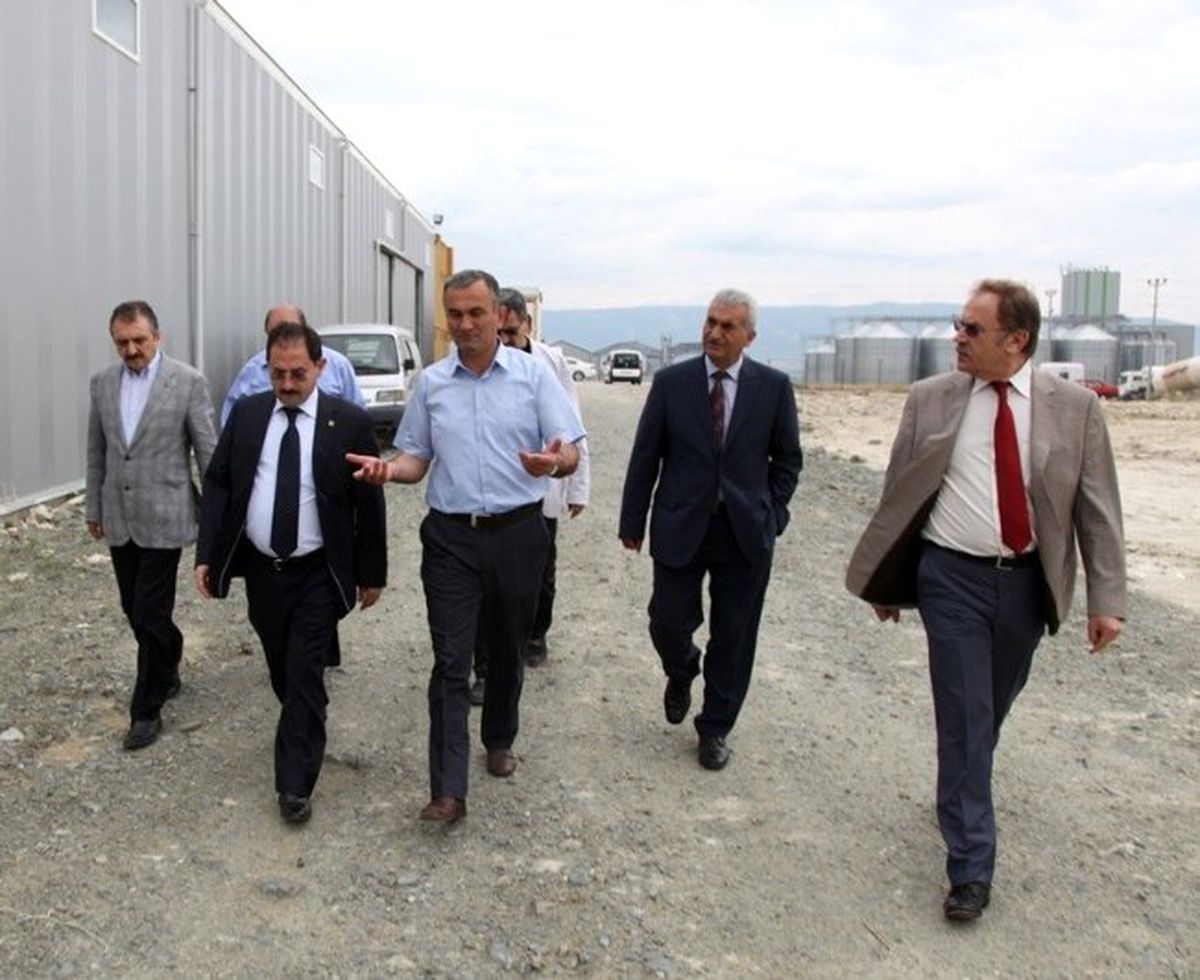 Vali Başköy\'den Yanan Ahşap Fabrikası\'nda İnceleme