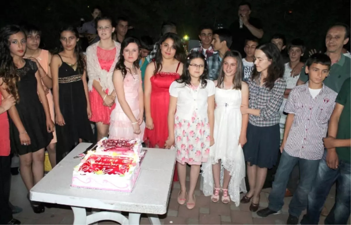 Velilerden, Öğrencilere Mezuniyet Balosu Sürprizi