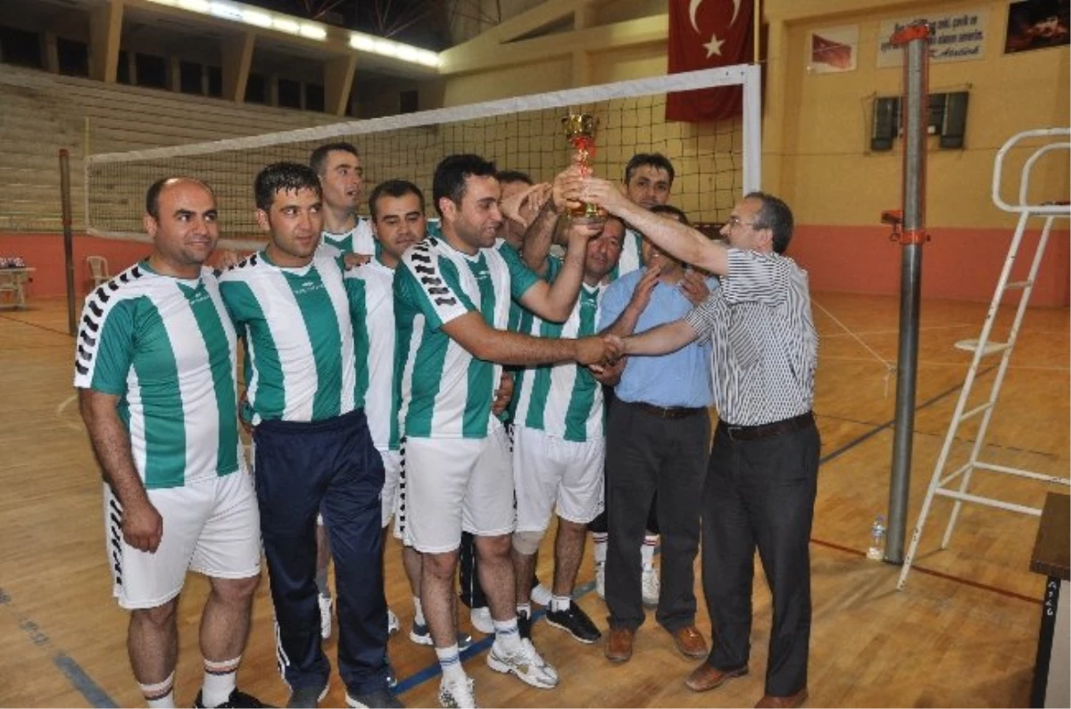 Voleybol Turnuvasının Şampiyonu Etem Oldu